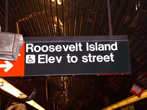 D_subway_roosevelt_island_sign.jpg