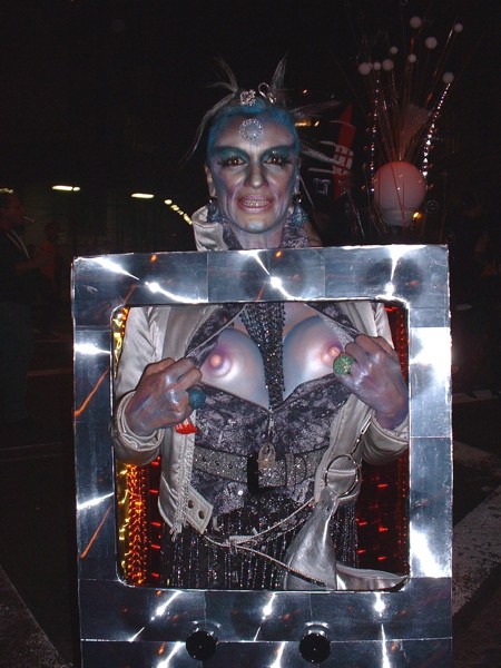 D_silver_alien_breasts.jpg