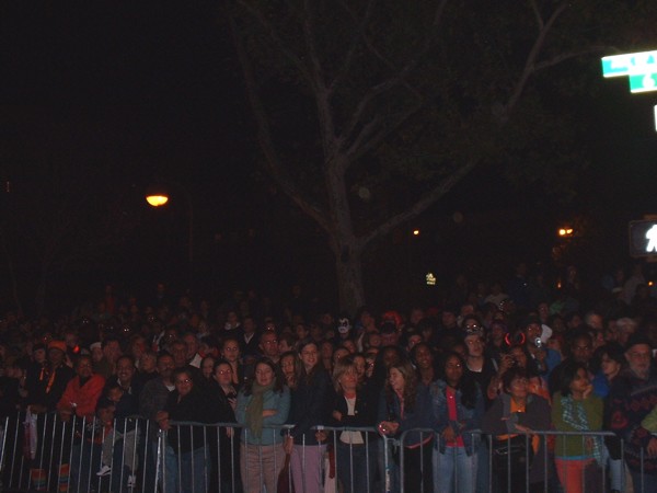 D_crowd_wall_to_wall_people.jpg
