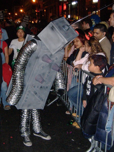 D_robot_boxy_working_crowd.jpg