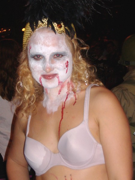 D_zombie_nude_bride_in_bra.jpg