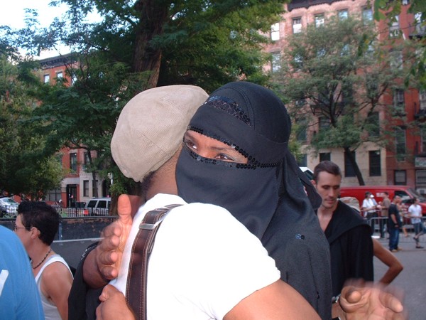D_GIs_hug_me_if_you_like_burkas.jpg