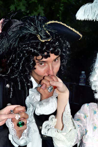F_Queenery_Louis_XIV_kissing_hands_kiss.jpg